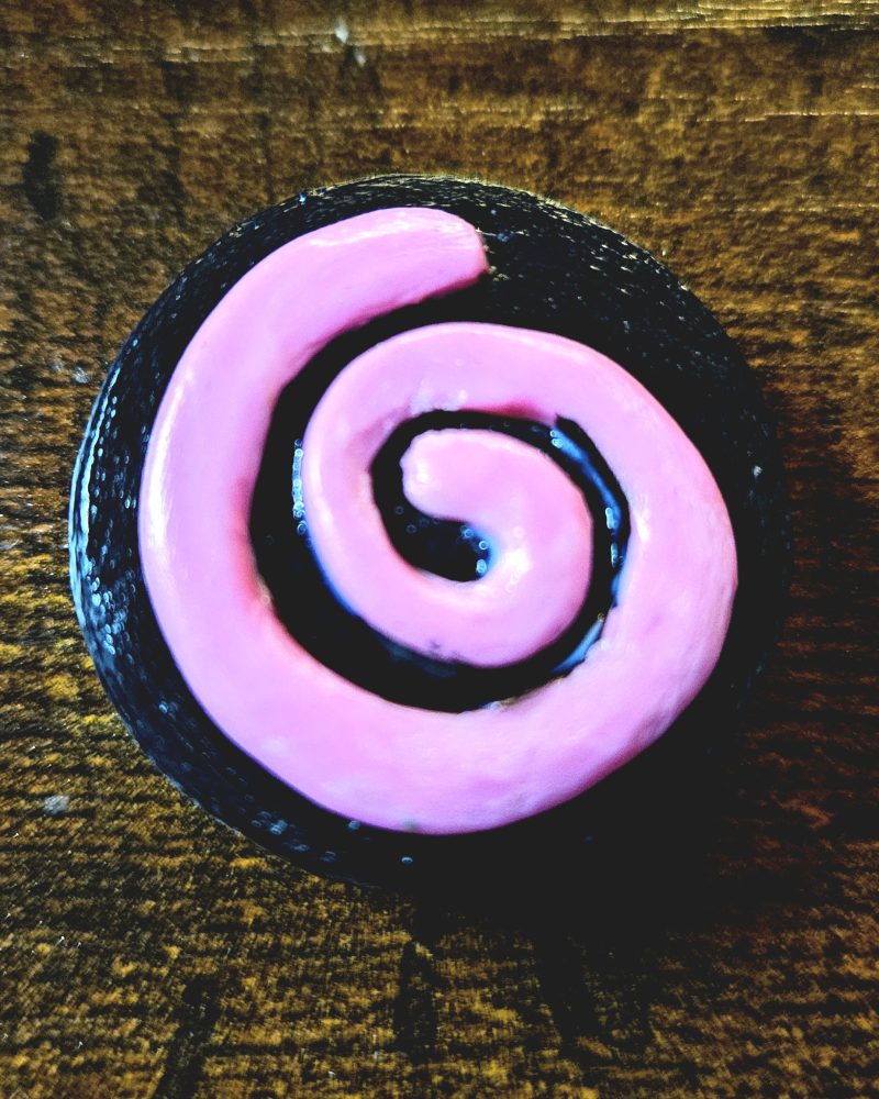 tourbillon rose — matière: argile, peinture acrylique, vernis, Pâte FIMO — longueur 3 cm