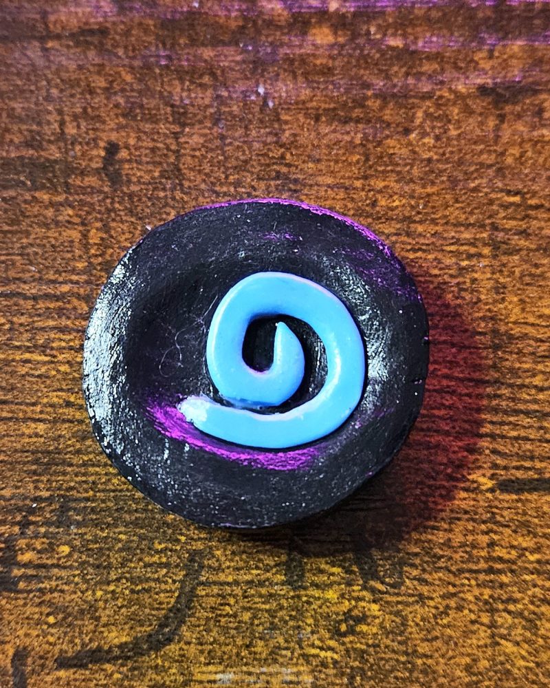 tourbillon bleu — matière: argile, peinture acrylique, vernis, Pâte FIMO — longueur 3 cm