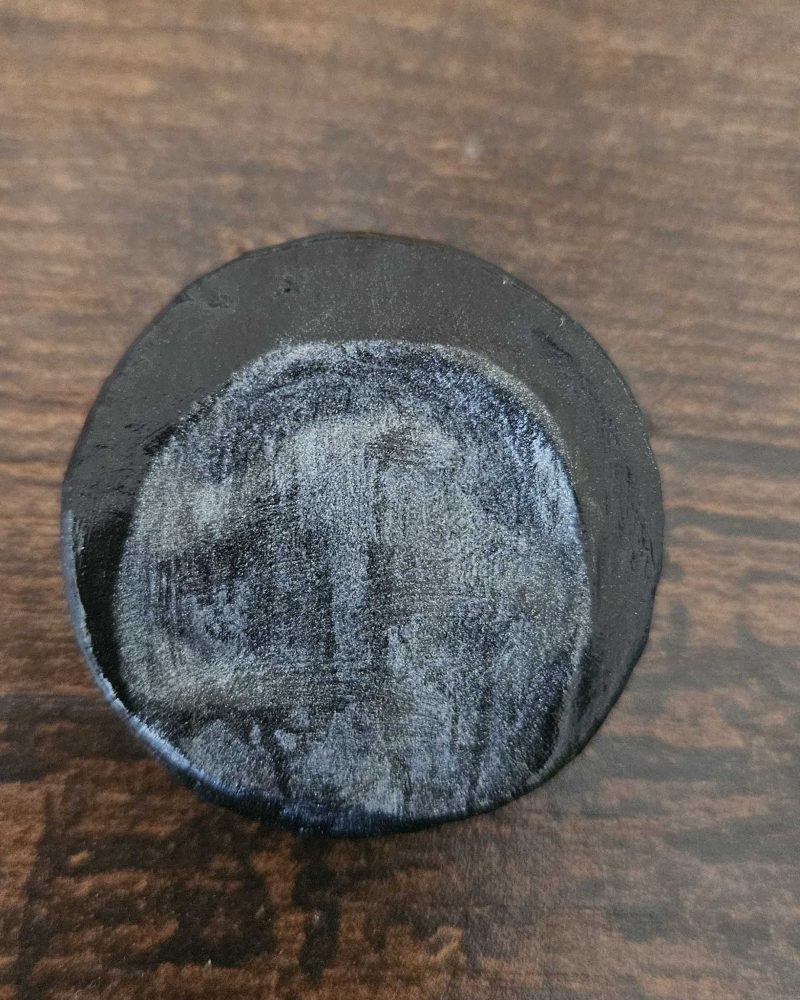 Galet anti-stress bleu métallique et noir — matière: Argile, Peinture acrylique, Vernis — longueur 3 cm