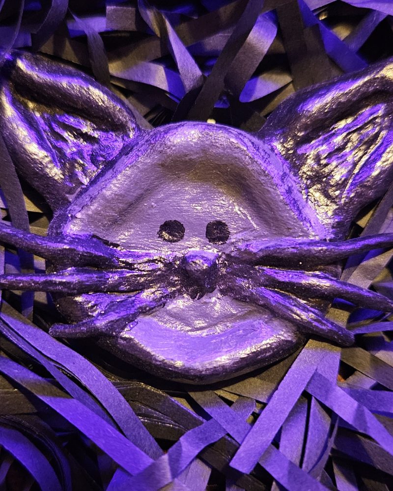 galet anti stress chat — matière: argile, peinture acrylique, vernis — longueur 4 cm