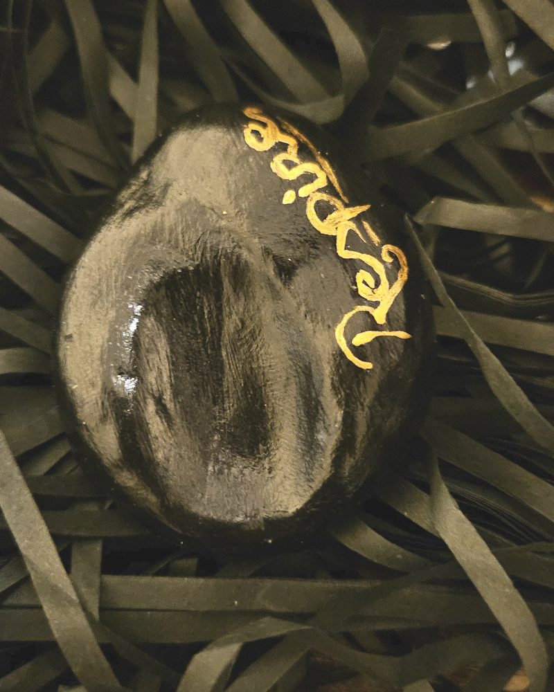 galet anti stress respire — matière: argile, peinture acrylique, vernis — longueur 5 cm