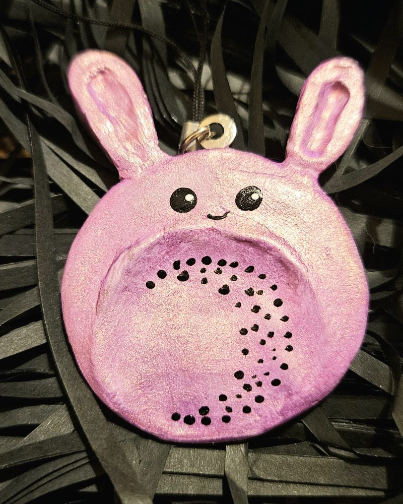 galet anti stress cute animal mauve — matière: argile, peinture acrylique, vernis — longueur 5 cm