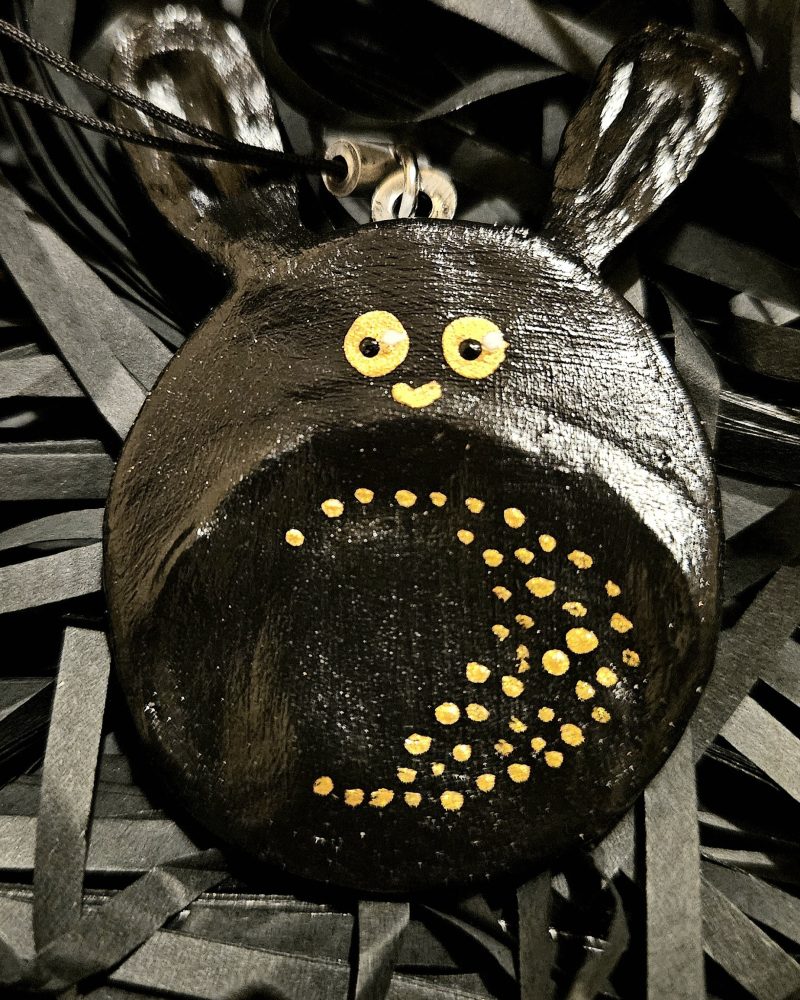 galet anti stress cute animal noir — matière: argile, peinture acrylique, vernis — longueur 5 cm